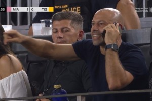 马斯切拉诺被罚上看台&amp;电话指挥，因质疑补时&amp;对主裁说了尖锐的话